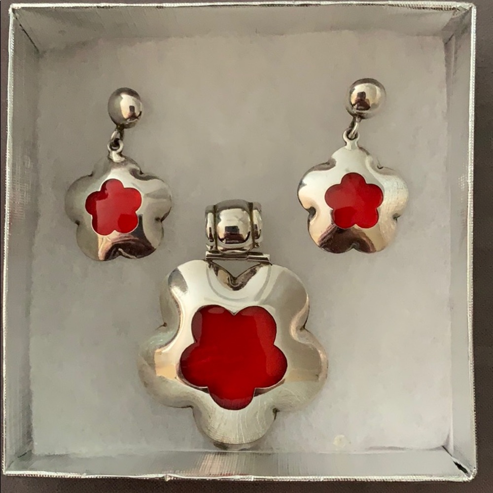 Beautiful earrings and pendant set.